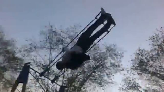 Мужик делает солнышко на качелях смотреть онлайн