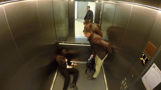 Обморок в лифте! А насколько равнодушен ты ? смотреть онлайн
