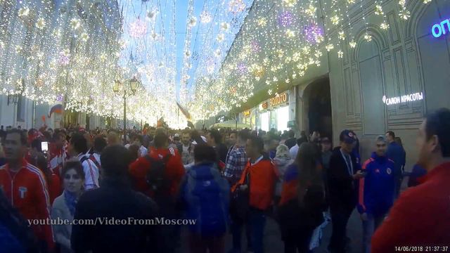 Фанаты на Никольской улице в Москве | Football fans on Nikolskaya street, Moscow // 14.06.2018 смотреть онлайн