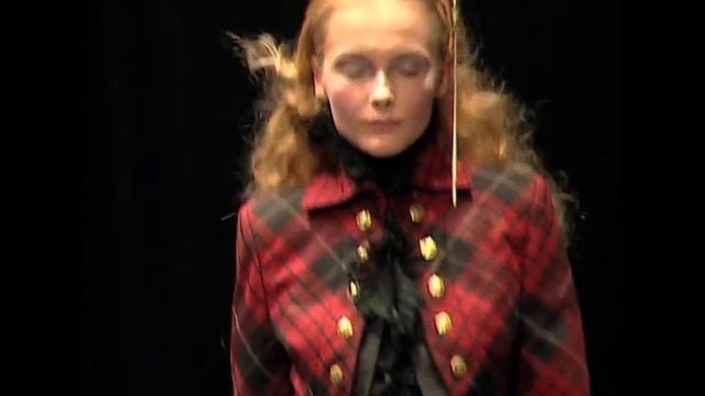 Alexander McQueen | Women's Autumn/Winter 2006 | Runway & Hologram Show смотреть онлайн