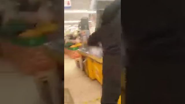 Мужик разносит магазин топором смотреть онлайн