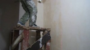 Как клеить обои самому. Клеим первое полотно по уровню.