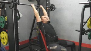 Французский жим сидя в смите: техника и нюансы