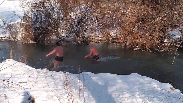 Традиция- 19 января каждый год на крещение нырять в речку смотреть онлайн