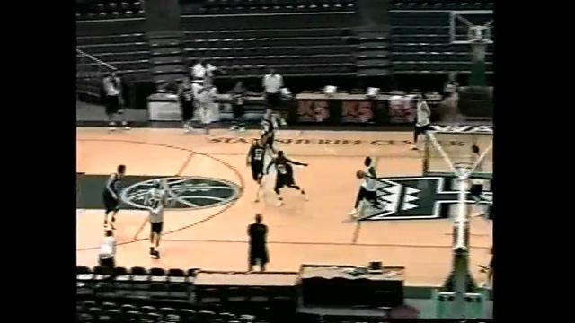 KELLY QUICKLY PUSHES THE BALL UP THE CORT SETS UP PLAY смотреть онлайн