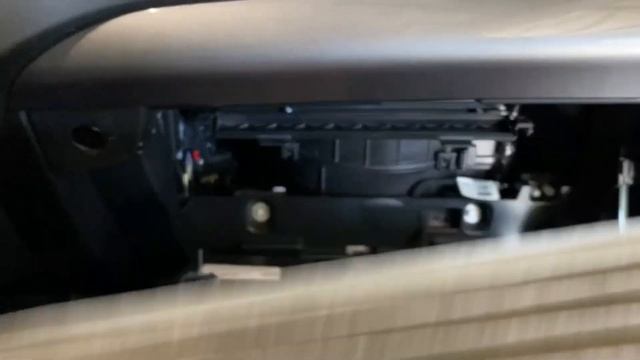 Cabin filter change in a 2020 Ford Edge смотреть онлайн