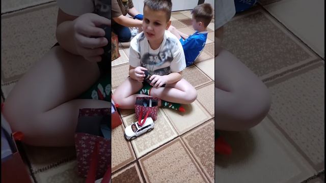 распаковка подарков на новый год. смотреть онлайн