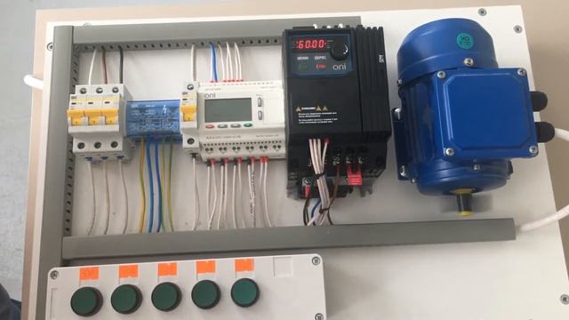 Стенд управления двигателем с помощью частотного преобразователя и программируемым реле.