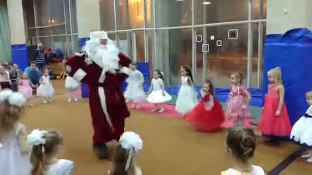 Дед Мороз играет "Ёлочки- пенёчки" смотреть онлайн