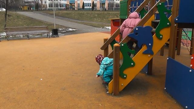 Сашка на прогулке. Корабль: лестница и горка смотреть онлайн