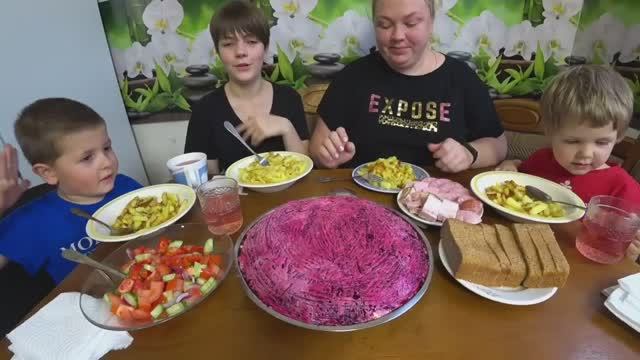 мукбанг/селëдка под шубой, жареная картошка/жизнь в селе навеселе