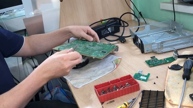 Красный огонь смерти Xbox 360 Slim, одна из причин и как узнать код ошибки Xbox 360. смотреть онлайн