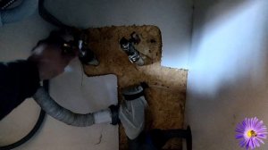 Установка крана и фильтров для питьевой воды.