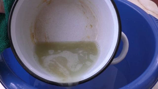 КАК ЛЕГКО ОТМЫТЬ КАСТРЮЛЮ от ПРИГОРЕВШЕГО МОЛОКА / КАК ЗА 1 МИНУТУ ОЧИСТИТЬ ПРИГОРЕВШУЮ КАСТРЮЛЮ