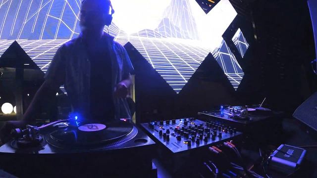 Deep Groovy & Funky House Vinyl Set with Amazing Live Visuals @ Upplace Cluj смотреть онлайн
