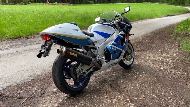 Suzuki GSX-R 750 SRAD Akrapovic Sound + Walkaround [4k] Alpha Technik