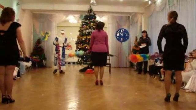 танец с метелками.avi смотреть онлайн