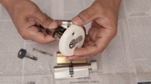 Как снять сердцевину,  личинку замка без ключа