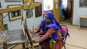 Работа на ткацком станке.