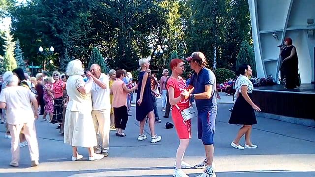 92. Танцы в парке горького танцевать *На краю вселенной*. Танцуем ретро танцы. смотреть онлайн