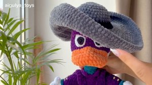 Черный плащ вязанный крючком • Связан от @aigulyatoys • Crochet Darkwing Duck pattern