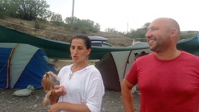 Жизнь дикарей на берегу моря со всеми удобствами! Обзор палаточного лагеря одним дублем! смотреть онлайн