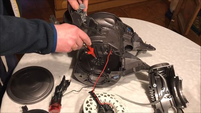 Fitting replacement motor in Dyson DC23 смотреть онлайн