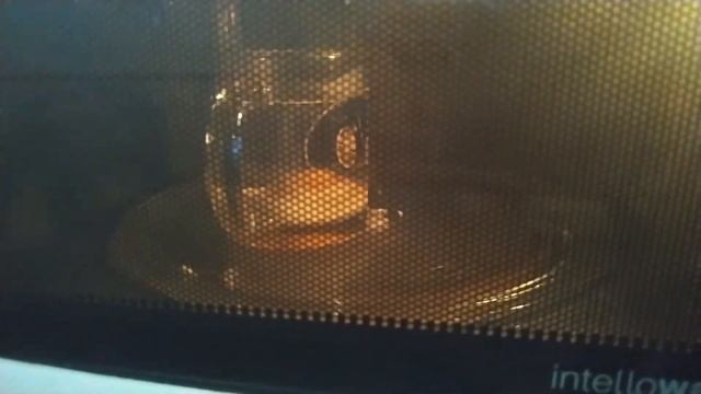 Яичница взорвалась в микроволновке. И поел и поржали))) Microwave oven blowing eggs funny yummy. смотреть онлайн