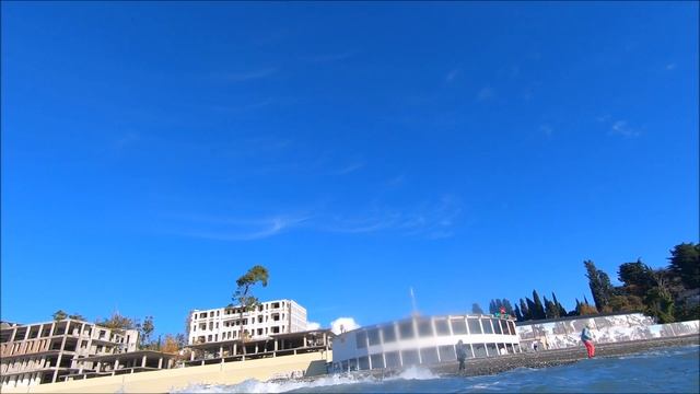 Водичка-то в море в Сочи уже - холодная!