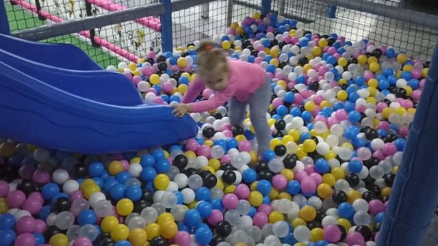 Праздничный день удался, новые вершины покорены, батуты, лабиринты... Всё для детей. смотреть онлайн