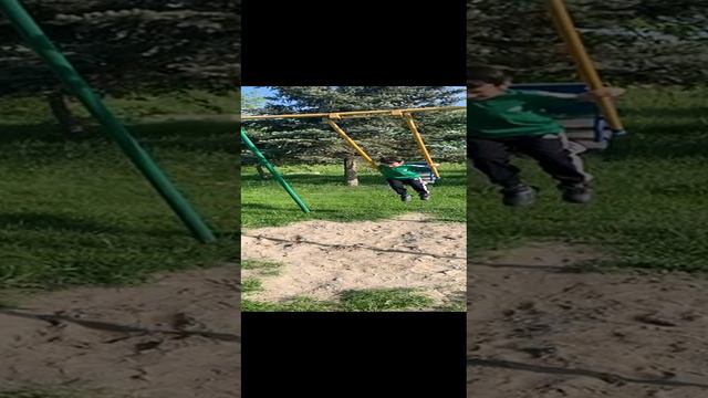 я в детсве качаюсь на качеле