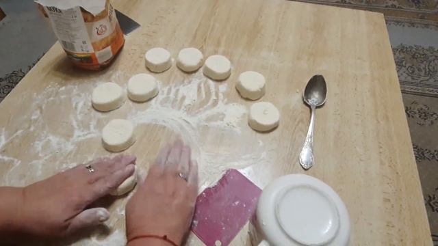 фкусная минутка... изюмительные сырники, просто зачудительные))) смотреть онлайн