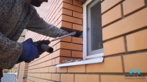 Утепление дома обложенного кирпичом. Заполняем воздушный зазор эковатой.