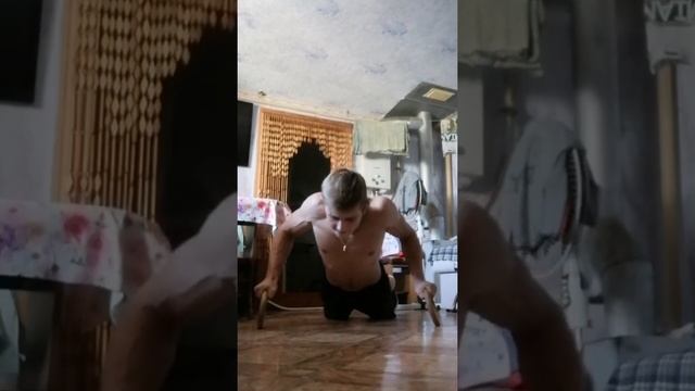 ОТЖИМАНИЯ НА КОЛЬЦАХ ОТ ПОЛА 40 РАЗ смотреть онлайн