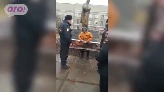 Менты В ПЯТЕРОМ задерживают и тащат в машину пожилую женщину, развернувшую антивоенный плакат. смотреть онлайн