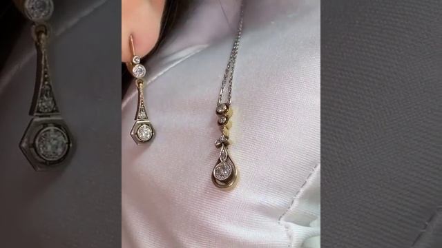 Золотой комплект, вставки бриллианты проба 583 Вес 7,65 гр Цена 165 тысяч рублей вотсап +7988486214 смотреть онлайн
