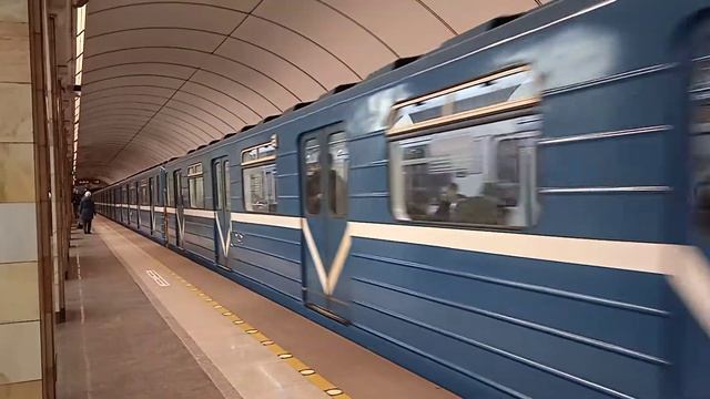 Отправление Метропоезда 81-540.2/541.2 "Пришелец" со станции Адмиралтейская смотреть онлайн