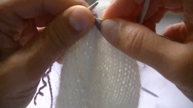 Вяжем варежки из пуха норки спицами.Набор петель "Болгарский зачин". смотреть онлайн