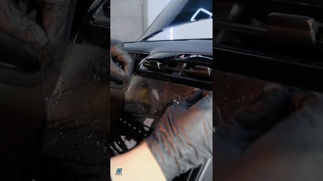 Установка защитной пленки на глянцевые поверхности салона автомобиля в автостудии PlatinumG смотреть онлайн