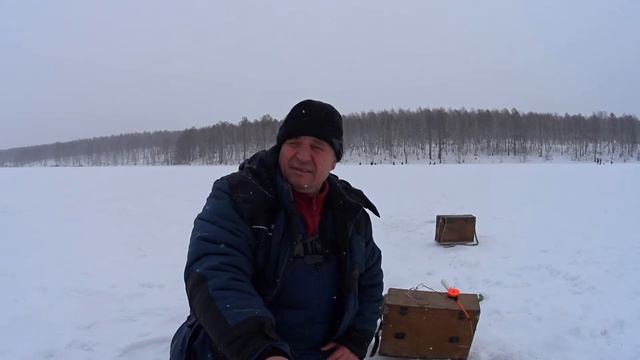Рыбалка на озере в деревне, снова не удача Часть 1 смотреть онлайн