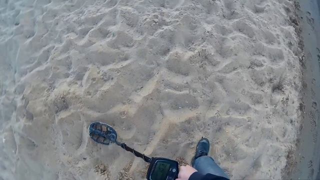 Пляжный поиск с металлоискателем на городском пляже! Сезон 2 Выпуск №19 смотреть онлайн
