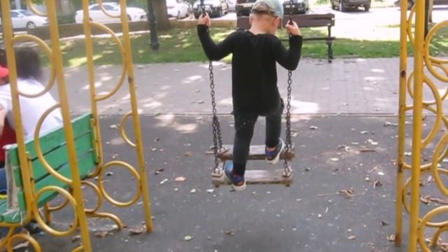 Детская игровая площадка около памятника Л.Н.Толстому. смотреть онлайн