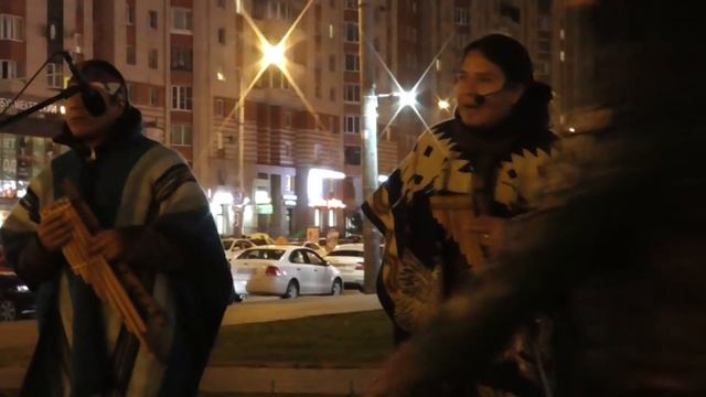 Танцы под музыку индейцев!