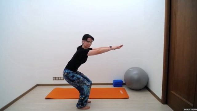 Как укрепить КОЛЕНИ. Боремся с МЫШЕЧНОЙ СЛАБОСТЬЮ НОГ и старением | Сахаджа Уткатасана смотреть онлайн