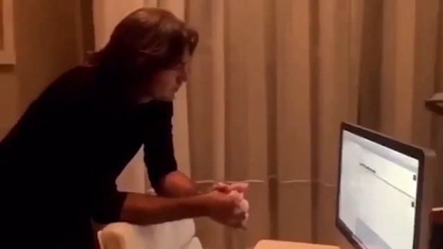 Дмитрий Маликов слушает Убор_Щика смотреть онлайн