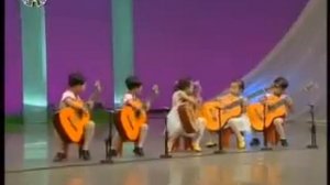 маленькие дети играют на гитаре