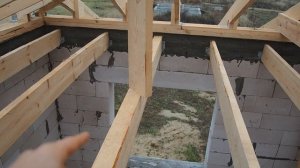 Вальмовая  четырехскатная крыша на доме из газобетона