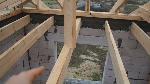 Вальмовая четырехскатная крыша на доме из газобетона