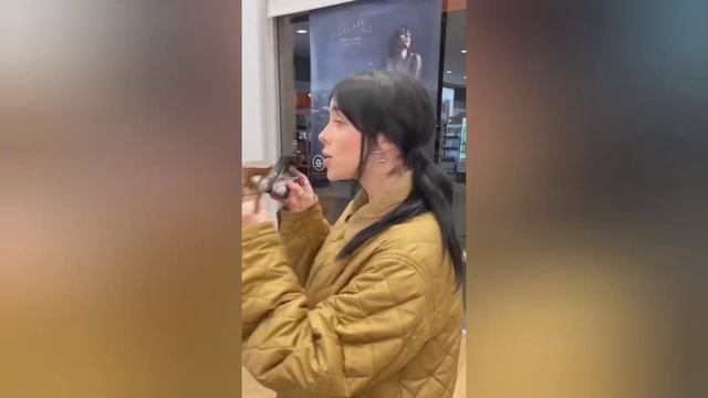 WATCH Billie Eilish REACT To Eilish Number 2 Being In Stores For The FIRST TIME смотреть онлайн