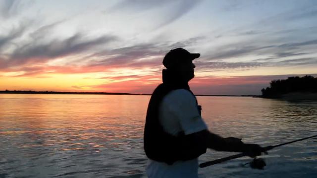 Рыбалка на фоне красивого заката смотреть онлайн